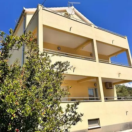 Apartment Vali 2 *
